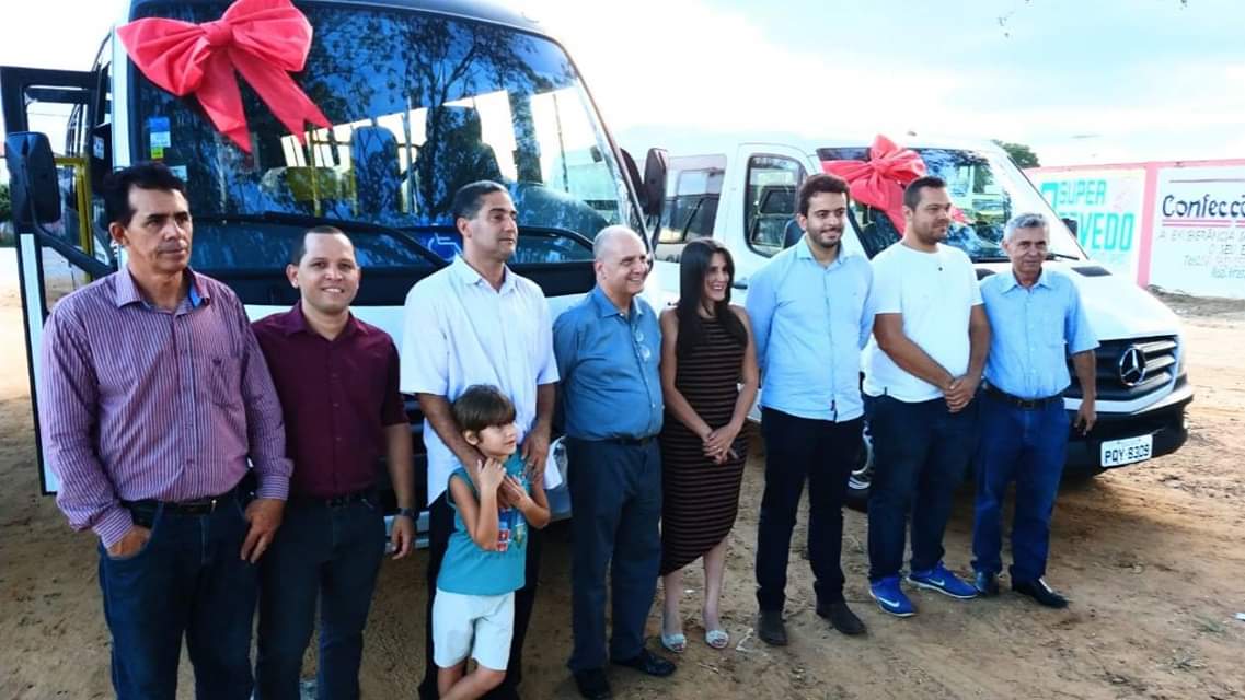 Deputados fazem entrega de veículos para saúde