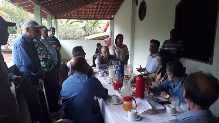 Pinheirinho e Arlen Santiago conversam com lideranças de Cristália