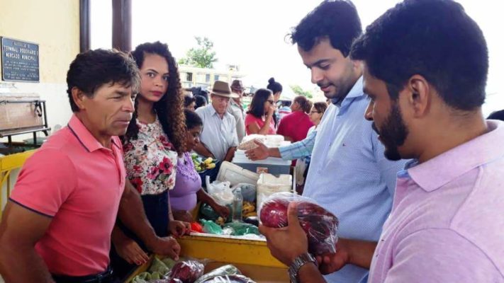 Deputado conhece a feira de Grão Mogol