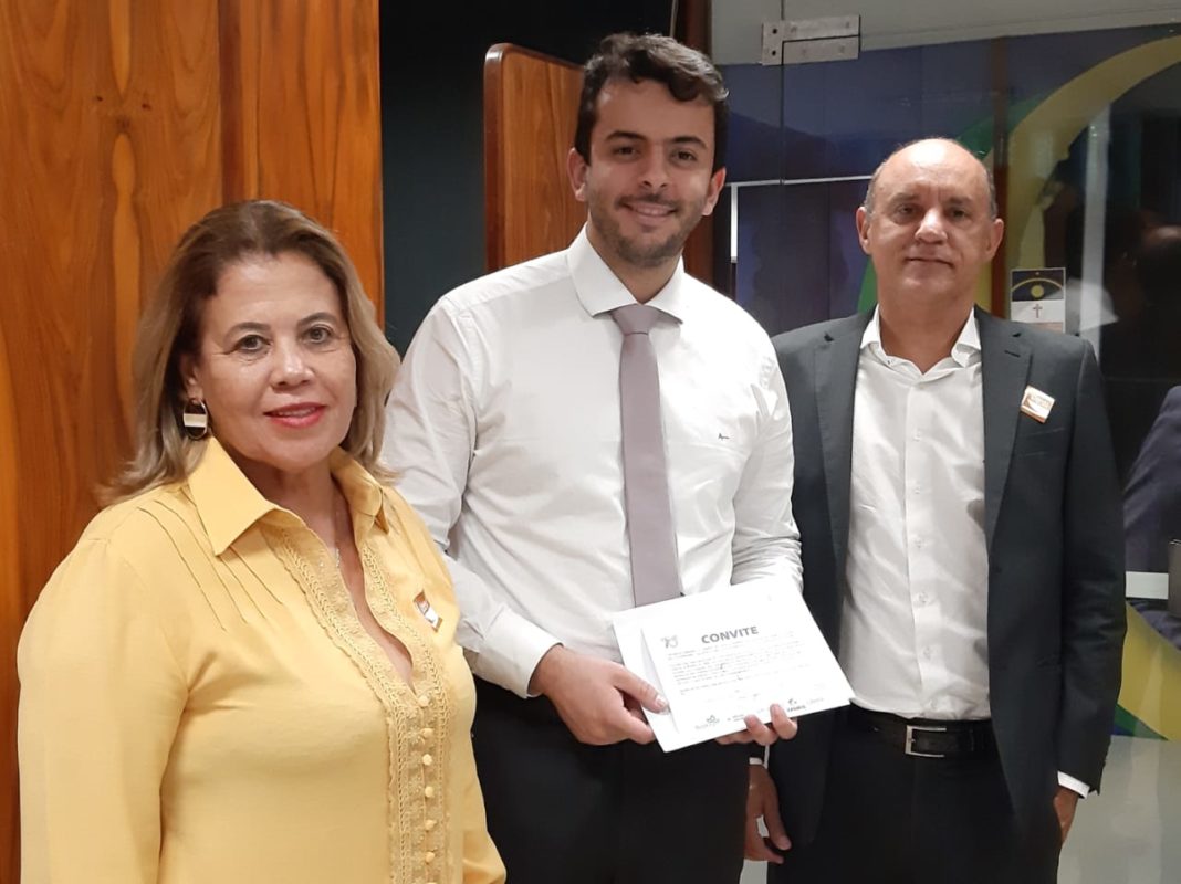 Prefeito e vice de Felixlândia agradem Van a Pinheiirinho