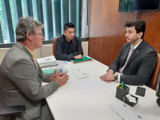 Vereadores e deputado conversam sobre o município